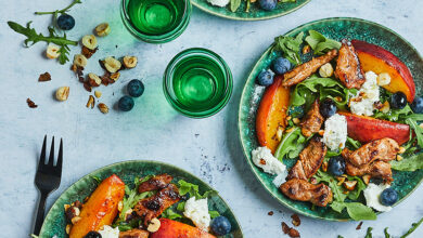 Salade d’agneau pêches rôties, chèvre frais, myrtilles noisettes