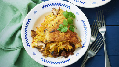 Omelette au bleu, nouilles croustillantes champignons