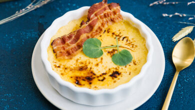 Crème brûlée Pont L’Évêque, lard fumé jeunes pousses d’épinard