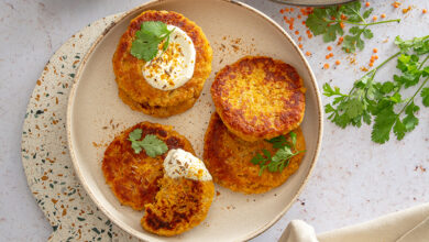 Petites galettes restes de lentilles corail carottes, crème au curry, coriandre