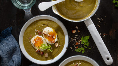 Velouté verts de poireaux, œuf mollet noisettes