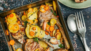 Côtelettes d’agneau ail, cuites au four, carottes colorées pommes de terre