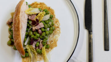 Suprêmes rôtis de pintade fermière petits pois, lards laitue