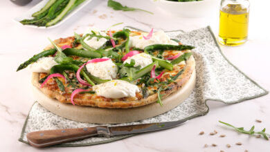 Pizza Bianca, céréales graines, asperges, mozzarella di bufala