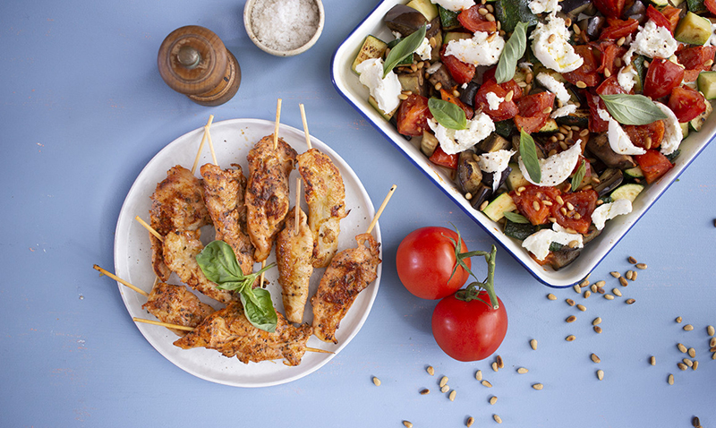 Brochettes d’aiguillettes de poulet, légumes marinés à la plancha