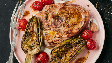 Tranche de gigot d’agneau grillée citron artichauts rôtis