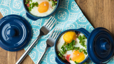 Œufs cocotte, lardons fumés Chavignol