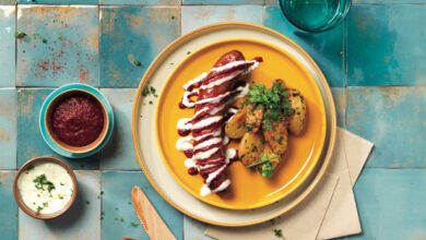 Saucisse de Montbéliard IGP au four, sauce barbecue de betterave