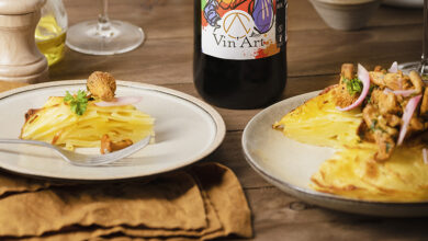 Mille-feuille pommes de terre, champignons des bois, pickles d’échalote