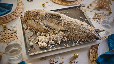 Mulet croûte de sel, herbes fraîches baies roses