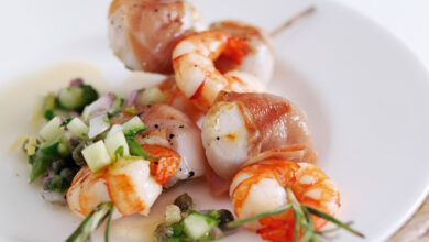 Brochettes “Terre-Mer ” crevettes, coquilles Saint-Jacques jambon de Parme