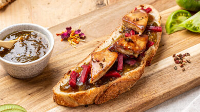 Foie gras poêlé, confiture pomme kiwi, crumble pain d’épices