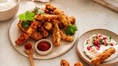 Frites d’aubergines pimentées, sauce yaourt