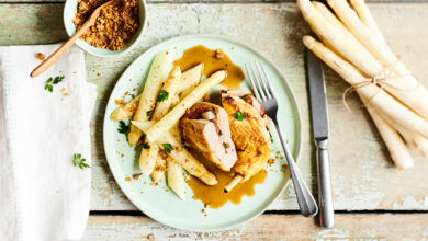 Suprême de poulet farci asperges, asperges blanches de France sablées parmesan