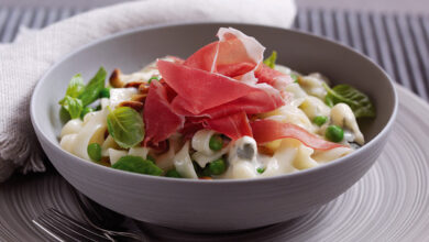 Tagliatelles jambon de Parme, petits pois fromages italiens