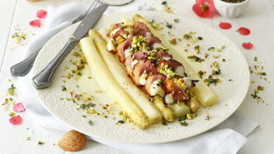 Asperges blanches violettes magret de canard saupoudré de pistaches et d’amandes