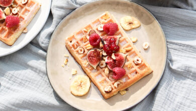 Gaufres figues fraîches, chips bananes, fruits rouges noisettes toastées