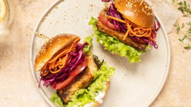 Burger poisson pimenté salade coleslaw