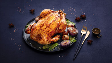 Chapon épices et miel, oignons rouges caramélisés, pommes grenailles, haricots plats