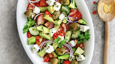 Salade grecque, simple rapide à l’avocat