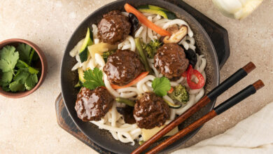 Boulettes de bœuf laquées sauce soja nouilles aux légumes
