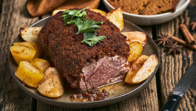 Rôti d’agneau croûte pain d’épices, pommes et pommes de terre rôties