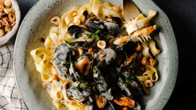 Tagliatelles moules sauce au bleu noisettes torréfiées