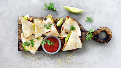 Quesadillas à l’avocat, poulet haricots noirs