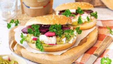 Bagel avocat, pois chiche, crudités persil frisé frais