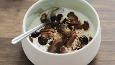 Parfait de yaourt grec dattes, noix de pécan canneberges