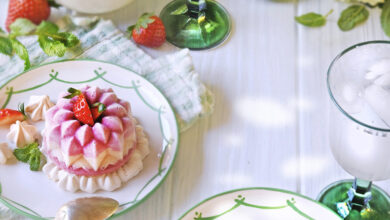 Glace fraise-hibiscus sur sa meringue