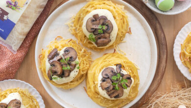 Nids de pâtes croustillants, sauce Gruyère Râpé IGP France Entremont champignons
