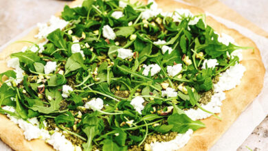 Pizza verte pesto de roquette pistaches, chèvre frais