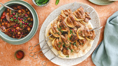 Brochettes gigot d’agneau oignons, aubergines libanaise