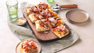 Pinsa tomate, jambon champignons