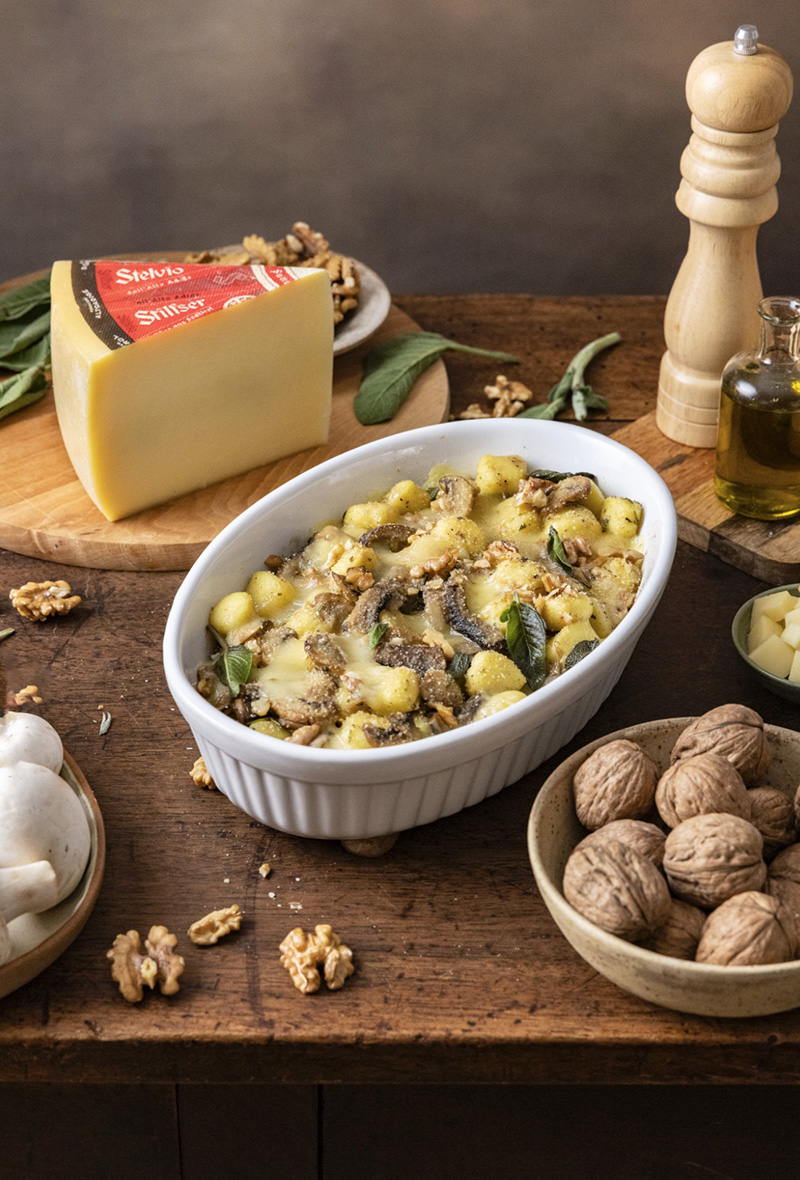 Gnocchi au four avec Fromage Stelvio AOP, sauge croquante, noix champignons