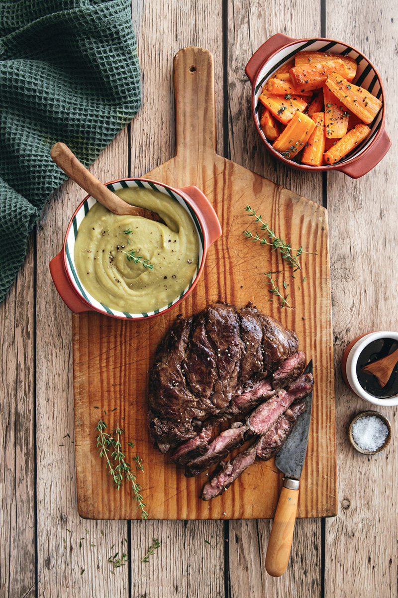 Araignée de bœuf laquée, purée de pois cassés carottes rôties