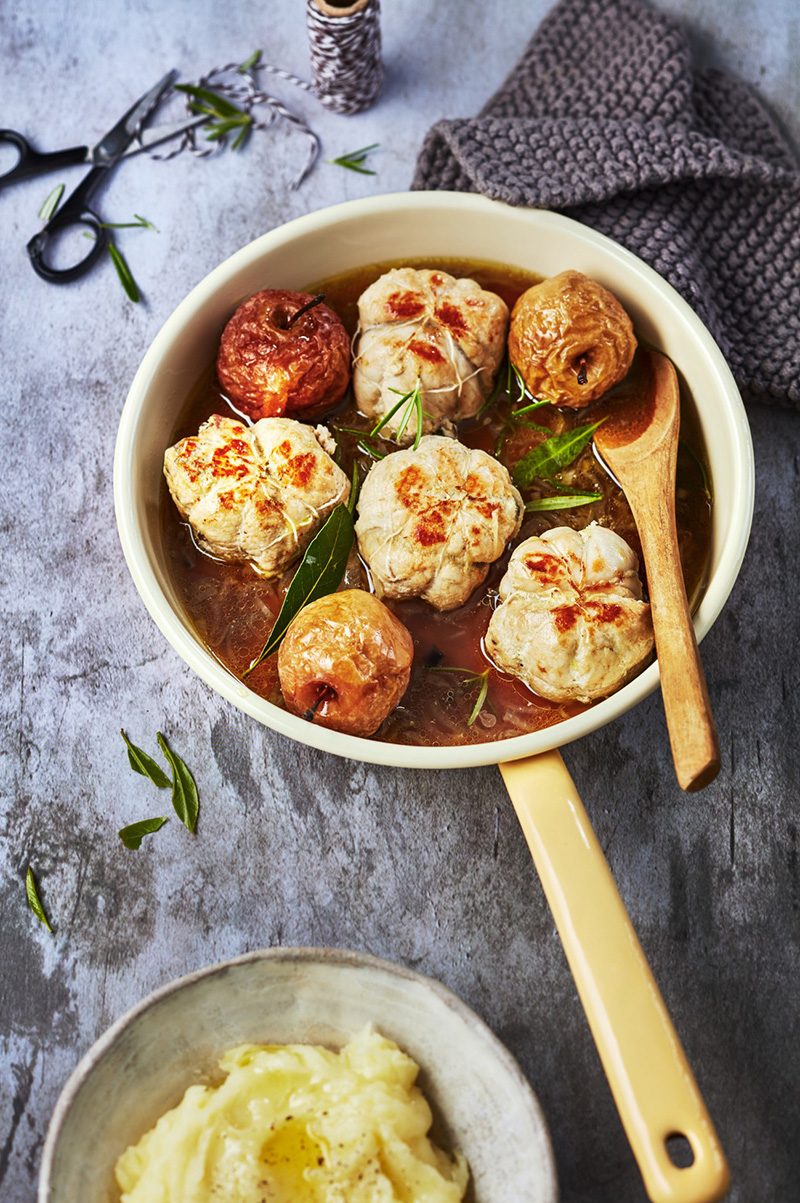 Paupiettes de lapin mijotées aux pommes et herbes