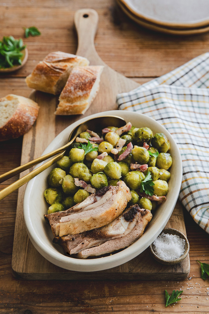 Poitrine d’agneau grillée, choux de Bruxelles braisés lardons