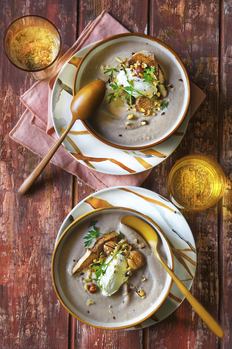 Velouté de châtaignes quenelle de chantilly noisette