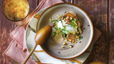 Velouté de châtaignes quenelle de chantilly noisette