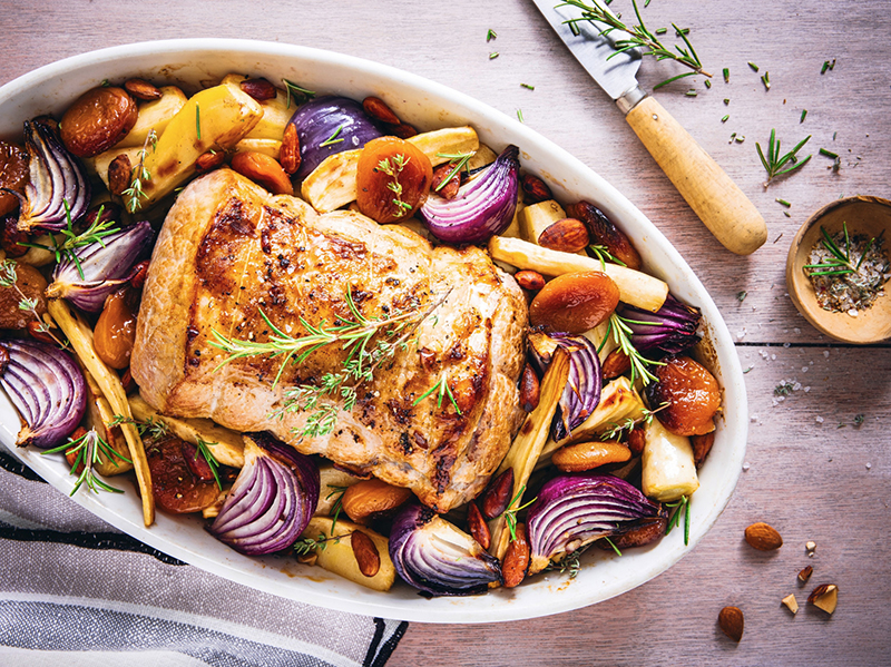Rôti de porc abricots secs, amandes, oignons rouges panais