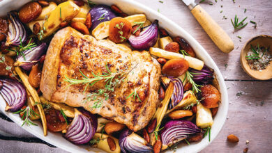 Rôti de porc abricots secs, amandes, oignons rouges panais