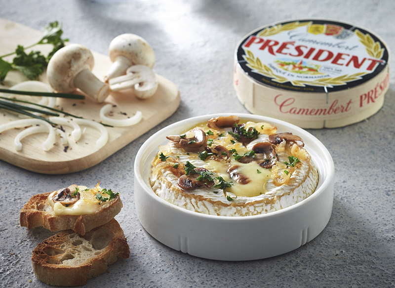 Camembert au four, champignons oignons grillés