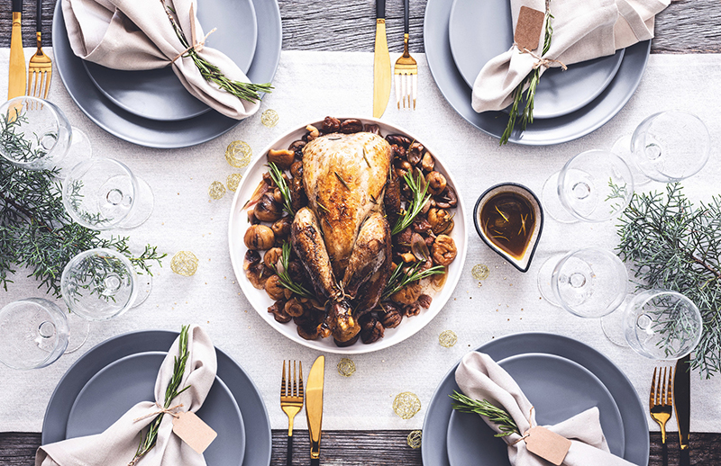 Pintade entière confite vin blanc moelleux, romarin farce aux marrons