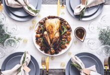 Pintade entière confite vin blanc moelleux, romarin farce aux marrons