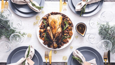 Pintade entière confite vin blanc moelleux, romarin farce aux marrons