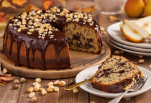 Gâteau fondant poire chocolat, glaçage brillant noisettes