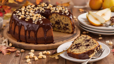Gâteau fondant poire chocolat, glaçage brillant noisettes