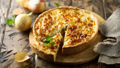 Tarte rustique oignons fondants crème fraîche